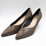 (左右別購入)Vカットミドルヒールパンプス グレーエナメル